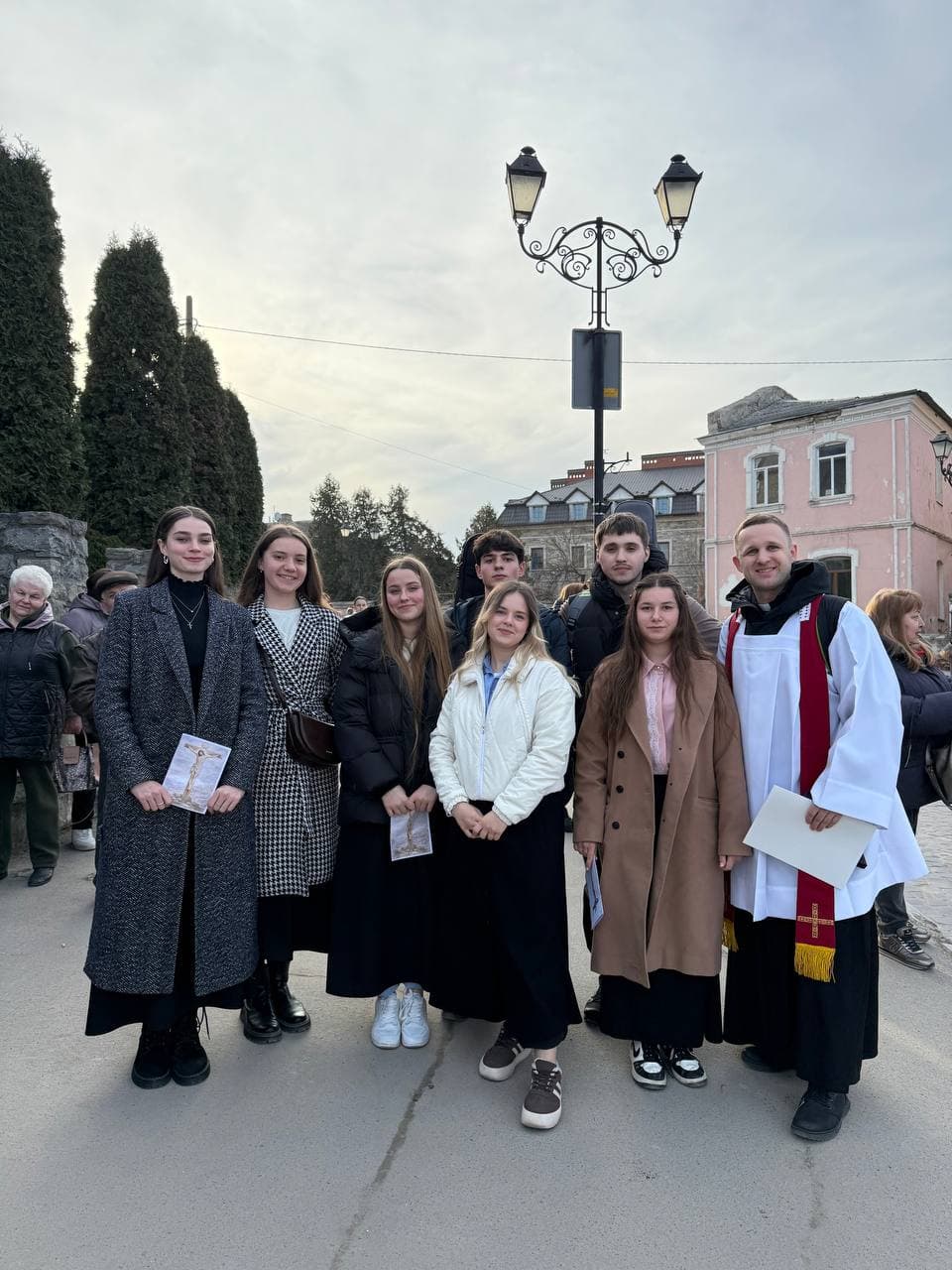 Музична група біля храму
