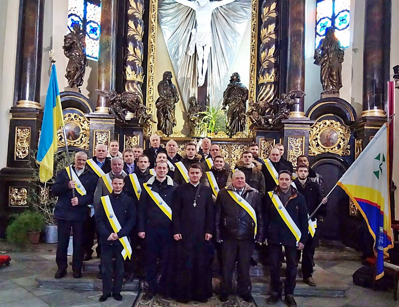 Учасники ордену Лицарі Колумба біля кафедрального костелу