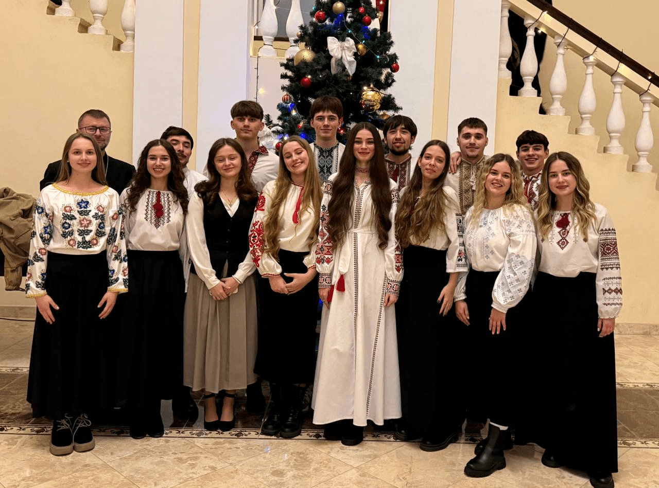 Катедральна молодь біля різдвяної ялинки